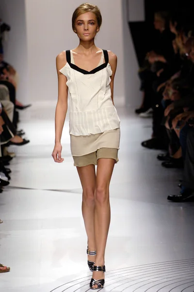 Look 16